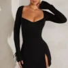 Vestido corto de manga larga y corte en A Amryn en negro Vestido corto de manga larga y corte en A Amryn en negro