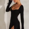 Vestido corto de manga larga y corte en A Amryn en negro Vestido corto de manga larga y corte en A Amryn en negro