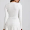 Vestido corto de modal acanalado con ribete de encaje Lana en blanco Vestido corto de modal acanalado con ribete de encaje Lana en blanco