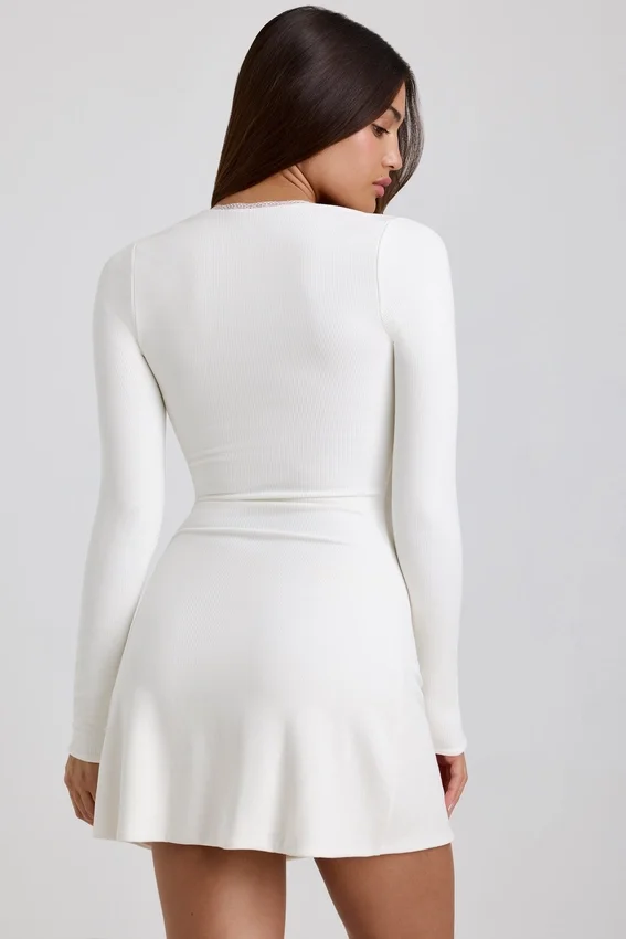 Vestido corto de modal acanalado con ribete de encaje Lana en blanco Vestido corto de modal acanalado con ribete de encaje Lana en blanco