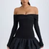 Vestido corto de modal con hombros descubiertos y bajo abullonado en negro
