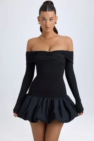 Vestido corto de modal con hombros descubiertos y bajo abullonado en negro
