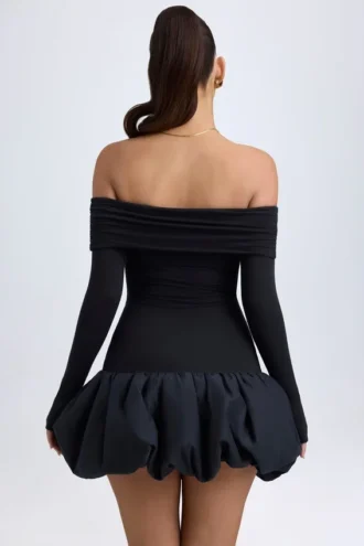 Vestido corto de modal con hombros descubiertos y bajo abullonado en negro