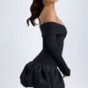 Vestido corto de modal con hombros descubiertos y bajo abullonado en negro