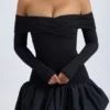 Vestido corto de modal con hombros descubiertos y bajo abullonado en negro
