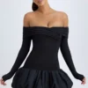 Vestido corto de modal con hombros descubiertos y bajo abullonado en negro