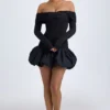 Vestido corto de modal con hombros descubiertos y bajo abullonado en negro