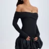 Vestido corto de modal con hombros descubiertos y bajo abullonado en negro