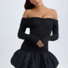 Vestido corto de modal con hombros descubiertos y bajo abullonado en negro
