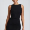 Vestido corto de modal, cuello alto y espalda abierta en negro Vestido corto de modal, cuello alto y espalda abierta en negro