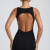 Vestido corto de modal, cuello alto y espalda abierta en negro Vestido corto de modal, cuello alto y espalda abierta en negro