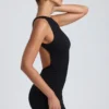 Vestido corto de modal, cuello alto y espalda abierta en negro Vestido corto de modal, cuello alto y espalda abierta en negro