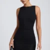 Vestido corto de modal, cuello alto y espalda abierta en negro Vestido corto de modal, cuello alto y espalda abierta en negro