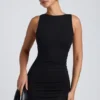 Vestido corto de modal, cuello alto y espalda abierta en negro Vestido corto de modal, cuello alto y espalda abierta en negro