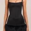 Vestido corto de satén con cuello cuadrado, corsé y pelo sintético Rixelle en negro