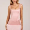 Vestido corto de satén con cuello cuadrado y corsé de piel sintética de Rixelle en rosa palo