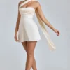 Vestido corto de satén con cuello halter drapeado Anastasia en color marfil
