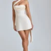 Vestido corto de satén con cuello halter drapeado Anastasia en color marfil
