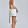 Vestido corto de satén con cuello halter drapeado Anastasia en color marfil