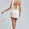 Vestido corto de satén con cuello halter drapeado Anastasia en color marfil