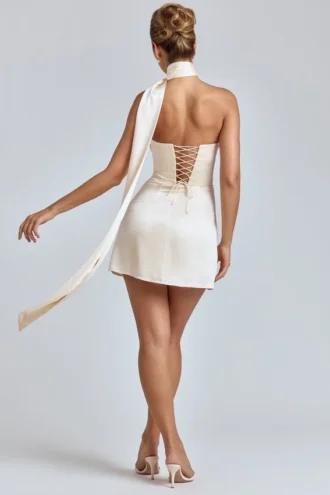 Vestido corto de satén con cuello halter drapeado Anastasia en color marfil