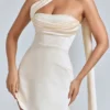 Vestido corto de satén con cuello halter drapeado Anastasia en color marfil