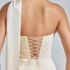 Vestido corto de satén con cuello halter drapeado Anastasia en color marfil