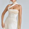 Vestido corto de satén con cuello halter drapeado Anastasia en color marfil