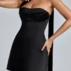 Vestido corto de satén con cuello halter drapeado Anastasia en negro Vestido corto de satén con cuello halter drapeado Anastasia en negro