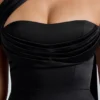 Vestido corto de satén con cuello halter drapeado Anastasia en negro Vestido corto de satén con cuello halter drapeado Anastasia en negro