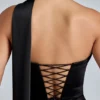 Vestido corto de satén con cuello halter drapeado Anastasia en negro Vestido corto de satén con cuello halter drapeado Anastasia en negro