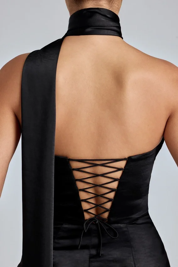 Vestido corto de satén con cuello halter drapeado Anastasia en negro Vestido corto de satén con cuello halter drapeado Anastasia en negro