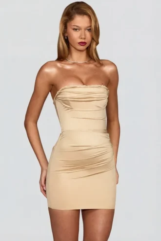 Vestido corto de satén con escote redondeado y fruncido de Yesenia en color champán
