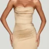 Vestido corto de satén con escote redondeado y fruncido de Yesenia en color champán