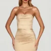 Vestido corto de satén con escote redondeado y fruncido de Yesenia en color champán