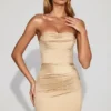 Vestido corto de satén con escote redondeado y fruncido de Yesenia en color champán