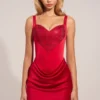 Vestido corto de satén Ellis con escote corazón y corte en A en rojo rosa