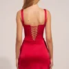 Vestido corto de satén Ellis con escote corazón y corte en A en rojo rosa