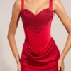 Vestido corto de satén Ellis con escote corazón y corte en A en rojo rosa