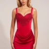 Vestido corto de satén Ellis con escote corazón y corte en A en rojo rosa
