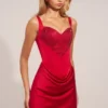 Vestido corto de satén Ellis con escote corazón y corte en A en rojo rosa