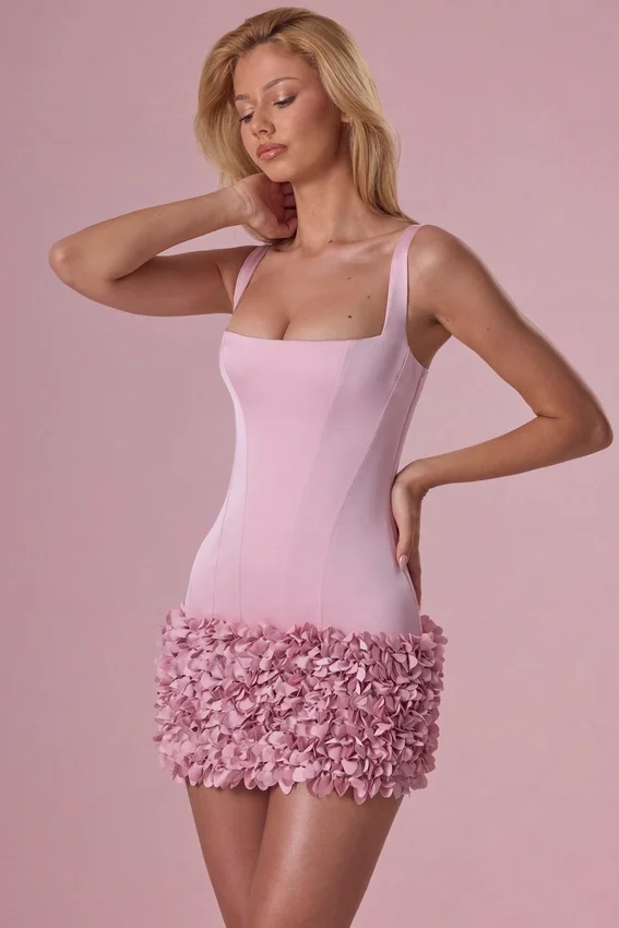 Vestido corto de satén Zelia en rosa palo Vestido corto de satén Zelia en rosa palo
