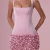 Vestido corto de satén Zelia en rosa palo Vestido corto de satén Zelia en rosa palo