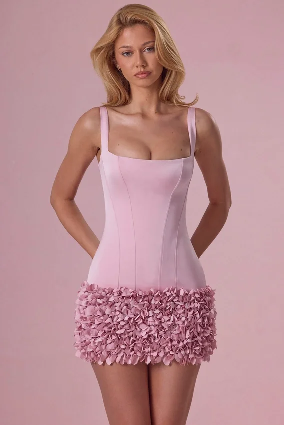 Vestido corto de satén Zelia en rosa palo Vestido corto de satén Zelia en rosa palo