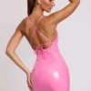 Vestido corto de vinilo con cuello redondo y lazo en la espalda Kendall en rosa Vestido corto de vinilo con cuello redondo y lazo en la espalda Kendall en rosa