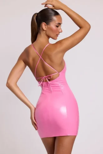 Vestido corto de vinilo con cuello redondo y lazo en la espalda Kendall en rosa