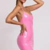 Vestido corto de vinilo con cuello redondo y lazo en la espalda Kendall en rosa Vestido corto de vinilo con cuello redondo y lazo en la espalda Kendall en rosa
