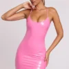 Vestido corto de vinilo con cuello redondo y lazo en la espalda Kendall en rosa Vestido corto de vinilo con cuello redondo y lazo en la espalda Kendall en rosa