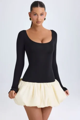 Vestido corto Delphi de modal con cuello redondo, cintura baja y bajo abullonado en color vainilla