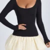 Vestido corto Delphi de modal con cuello redondo, cintura baja y bajo abullonado en color vainilla Vestido corto Delphi de modal con cuello redondo, cintura baja y bajo abullonado en color vainilla